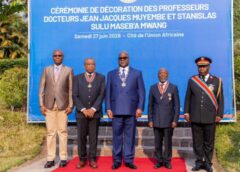 RDC: la décision d&rsquo;élévation de deux professeurs Ce samedi 27 juin 2026, est salué par le Mondes Ciatifique.le Président de la République, Félix-Antoine Tshisekedi Tshilombo, a élevé le Professeur Jean-Jacques Muyembe Tamfum au grade de « Commandeur » de l&rsquo;Ordre national du Léopard et décoré le Professeur Stanislas Sulu Maseb&rsquo;a Mwang de la médaille d&rsquo;or de mérite en Arts, Sciences et Lettres.