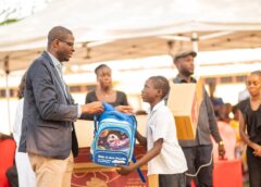 Funa : Erick Tshikuma poursuit l&rsquo;action sociale de Patrick Muyaya avec une nouvelle distribution de kits scolaires à Bandalungwa