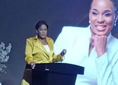Hôtel Hilton, 15 août : sortie du livre « Sortir du vide », de Mireille Basirwa—————‐————————‐-La grande salle du premier niveau de l’Hôtel Hilton, au centre-ville, à Kinshasa, a servi de cadre, samedi 15 août, au vernissage et sortie officielle du livre « Sortir du vide », un ouvrage d’environ160 pages et riche en contenu, signé Mireille Basirwa.