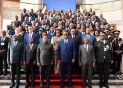 RDC: Ce jeudi 20 août 2026, le Palais du Peuple a abrité la clôture de l’année académique 2025-2026 et l’ouverture de la session 2026-2027, marquant les dix ans du Collège des Hautes Études de Stratégie et de Défense (CHESD), une institution d’excellence ayant formé 1 692 cadres civils et militaires, incluant l’École Supérieure d’Administration Militaire (ESAM).