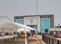 RDC: les fidèles de la paroisse catholique universitaire Notre Dame de l’Espérance, du diocèse de Mbuji- Mayi, chef-lieu de la province du Kasaï Oriental, dans le centre de la République démocratique du Congo, ont exprimé dimanche leur reconnaissance au Chef de l’Etat, Félix-Antoine Tshisekedi, pour sa présence et son apport décisif à la réalisation des travaux de construction de l&rsquo;édifice.