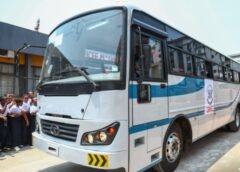 Kinshasa : Félix Tshisekedi dote le lycée Monseigneur Shaumba en bus et ordinateurs