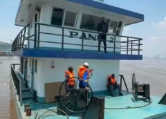 ONATRA SA : Martin Lukusa lance le bateau PANU II sur la rivière Kwilu vers Bandundu.